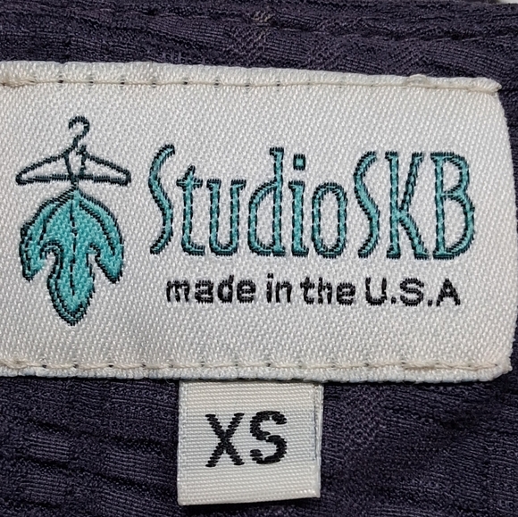 NWT Studio SKB Plum Twisted Neckline Textured Top   Size XS - Picture 12 of 13